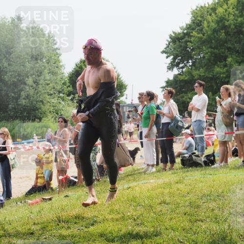 15.06.2025 - 27. Vierlanden-Triathlon KatJ http://msf.ph/oto/8030597 15.06.2025 11:08:04 Schwimmen 794, 799, 830 meine-sportfotos.de