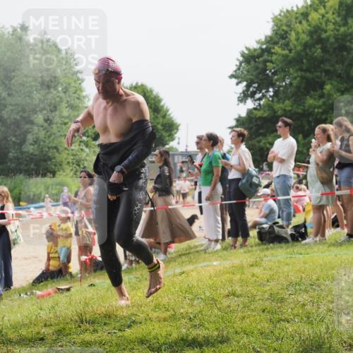 15.06.2025 - 27. Vierlanden-Triathlon KatJ http://msf.ph/oto/8030609 15.06.2025 11:08:04 Schwimmen 794, 799, 830 meine-sportfotos.de