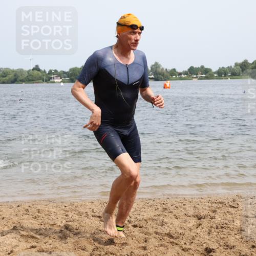 15.06.2025 - 27. Vierlanden-Triathlon Lena Gebhardt http://msf.ph/oto/8030630 15.06.2025 11:08:21 Schwimmen 750, 797, 820, 828, 835, 836, 845, 847 meine-sportfotos.de