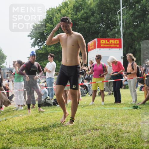 15.06.2025 - 27. Vierlanden-Triathlon KatJ http://msf.ph/oto/8030640 15.06.2025 11:08:09 Schwimmen 782, 794, 799, 830 meine-sportfotos.de