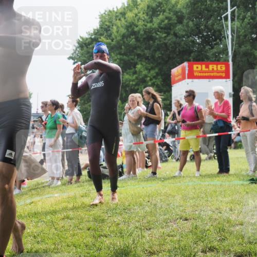 15.06.2025 - 27. Vierlanden-Triathlon KatJ http://msf.ph/oto/8030655 15.06.2025 11:08:11 Schwimmen 782, 794, 799, 828, 830 meine-sportfotos.de