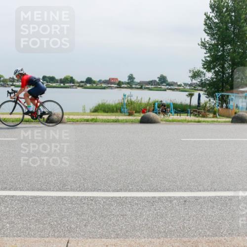 21.06.2025 - 27. Vierlanden-Triathlon H.Heesch http://msf.ph/oto/8030708 15.06.2025 11:31:09 Radfahren 713, 895, 924, 1400 meine-sportfotos.de