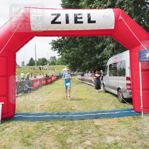21.06.2025 - 27. Vierlanden-Triathlon MichiJ http://msf.ph/oto/8030712 15.06.2026 12:39:54 Ziel 767 meine-sportfotos.de