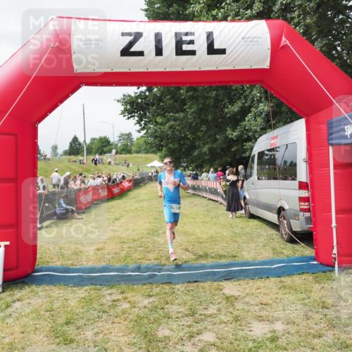 21.06.2025 - 27. Vierlanden-Triathlon MichiJ http://msf.ph/oto/8030739 15.06.2026 12:39:54 Ziel 767 meine-sportfotos.de