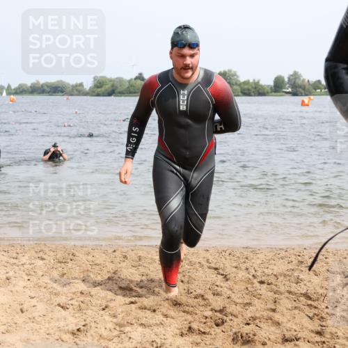 15.06.2025 - 27. Vierlanden-Triathlon Lena Gebhardt http://msf.ph/oto/8030742 15.06.2025 11:08:30 Schwimmen 703, 719, 750, 820, 835, 836, 845, 847, 863 meine-sportfotos.de