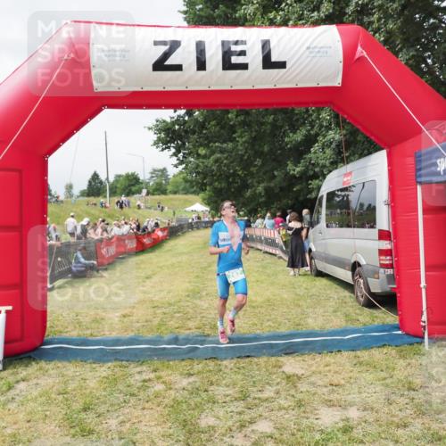 21.06.2025 - 27. Vierlanden-Triathlon MichiJ http://msf.ph/oto/8030752 15.06.2026 12:39:54 Ziel 767 meine-sportfotos.de