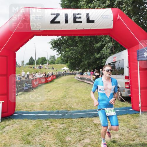 21.06.2025 - 27. Vierlanden-Triathlon MichiJ http://msf.ph/oto/8030791 15.06.2026 12:39:55 Ziel 767 meine-sportfotos.de