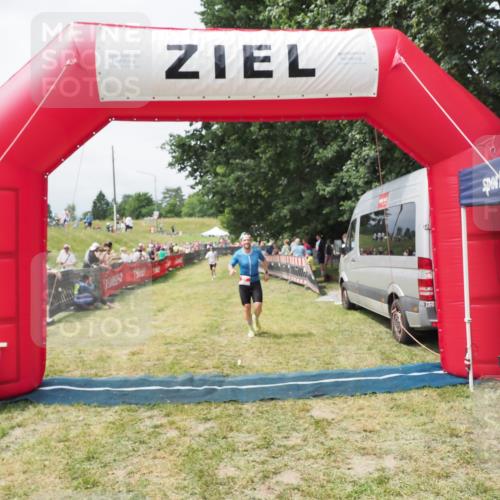 21.06.2025 - 27. Vierlanden-Triathlon MichiJ http://msf.ph/oto/8030804 15.06.2026 12:41:33 Ziel 27 meine-sportfotos.de