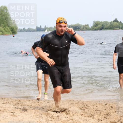 15.06.2025 - 27. Vierlanden-Triathlon Lena Gebhardt http://msf.ph/oto/8030837 15.06.2025 11:08:41 Schwimmen 671, 703, 719, 720, 852, 863 meine-sportfotos.de