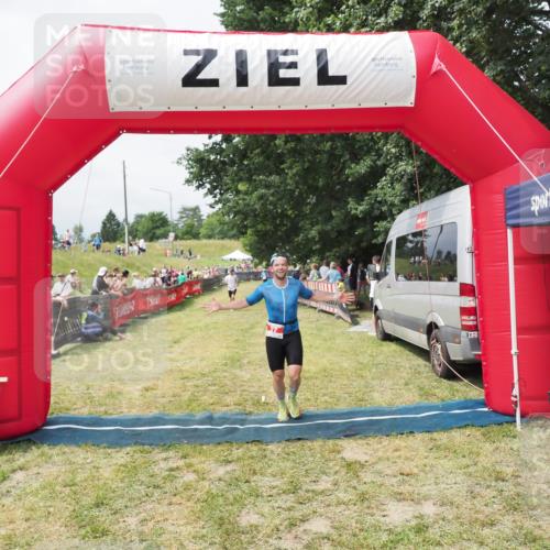 21.06.2025 - 27. Vierlanden-Triathlon MichiJ http://msf.ph/oto/8030841 15.06.2026 12:41:33 Ziel 27 meine-sportfotos.de