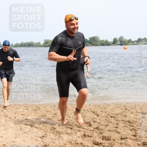 15.06.2025 - 27. Vierlanden-Triathlon Lena Gebhardt http://msf.ph/oto/8030844 15.06.2025 11:08:42 Schwimmen 671, 703, 719, 720, 852, 863 meine-sportfotos.de