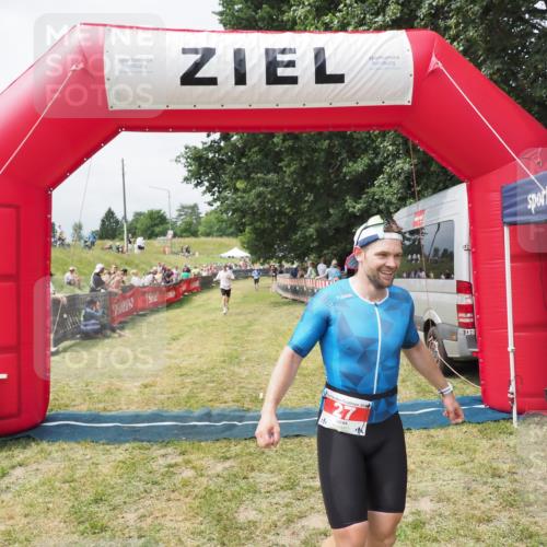 21.06.2025 - 27. Vierlanden-Triathlon MichiJ http://msf.ph/oto/8030854 15.06.2026 12:41:35 Ziel 20, 27 meine-sportfotos.de