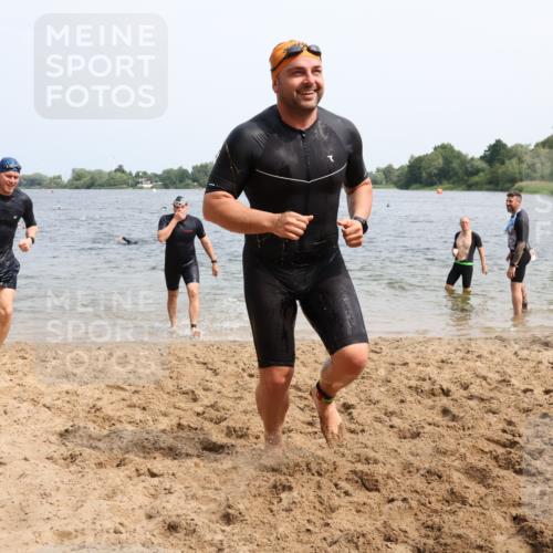 15.06.2025 - 27. Vierlanden-Triathlon Lena Gebhardt http://msf.ph/oto/8030860 15.06.2025 11:08:43 Schwimmen 671, 703, 719, 720, 852, 863 meine-sportfotos.de