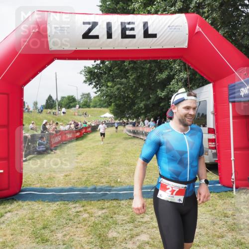 21.06.2025 - 27. Vierlanden-Triathlon MichiJ http://msf.ph/oto/8030861 15.06.2026 12:41:35 Ziel 20, 27 meine-sportfotos.de