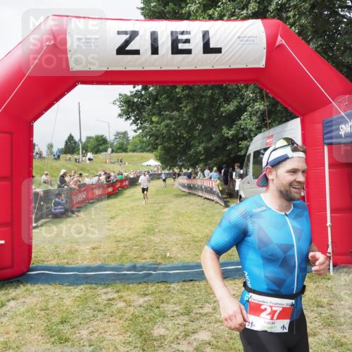 21.06.2025 - 27. Vierlanden-Triathlon MichiJ http://msf.ph/oto/8030866 15.06.2026 12:41:35 Ziel 20, 27 meine-sportfotos.de