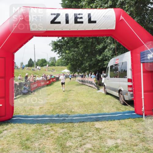 21.06.2025 - 27. Vierlanden-Triathlon MichiJ http://msf.ph/oto/8030877 15.06.2026 12:41:36 Ziel 20, 27 meine-sportfotos.de