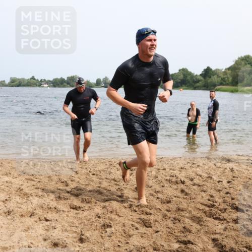 15.06.2025 - 27. Vierlanden-Triathlon Lena Gebhardt http://msf.ph/oto/8030879 15.06.2025 11:08:45 Schwimmen 671, 703, 720, 852, 863 meine-sportfotos.de