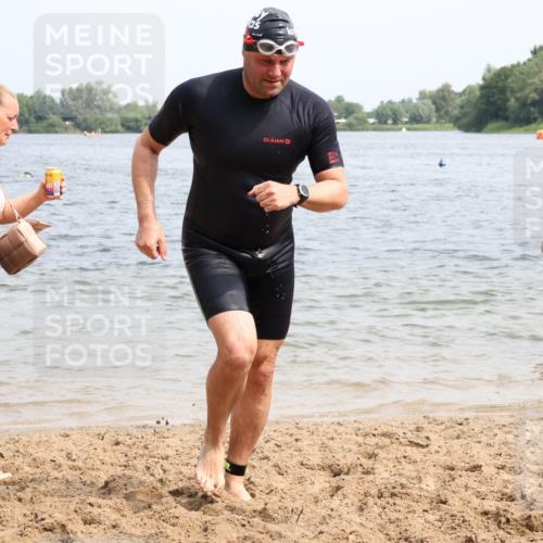15.06.2025 - 27. Vierlanden-Triathlon Lena Gebhardt http://msf.ph/oto/8030887 15.06.2025 11:08:46 Schwimmen 671, 703, 720, 852, 863 meine-sportfotos.de