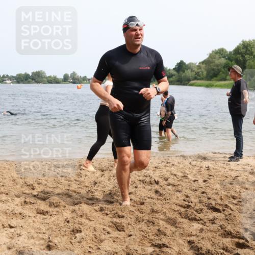 15.06.2025 - 27. Vierlanden-Triathlon Lena Gebhardt http://msf.ph/oto/8030894 15.06.2025 11:08:47 Schwimmen 671, 703, 720, 852, 863 meine-sportfotos.de