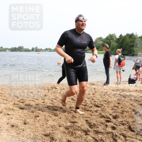 15.06.2025 - 27. Vierlanden-Triathlon Lena Gebhardt http://msf.ph/oto/8030896 15.06.2025 11:08:47 Schwimmen 671, 703, 720, 852, 863 meine-sportfotos.de