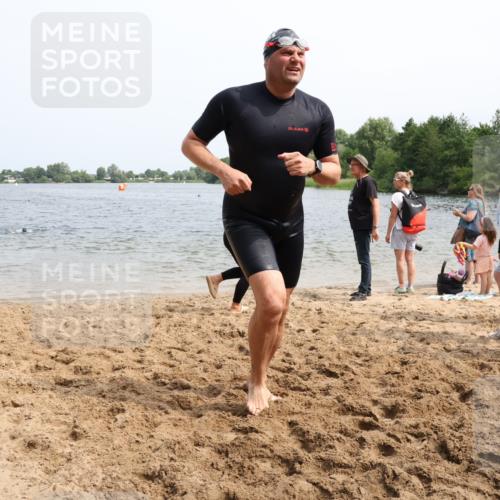 15.06.2025 - 27. Vierlanden-Triathlon Lena Gebhardt http://msf.ph/oto/8030903 15.06.2025 11:08:47 Schwimmen 671, 703, 720, 852, 863 meine-sportfotos.de