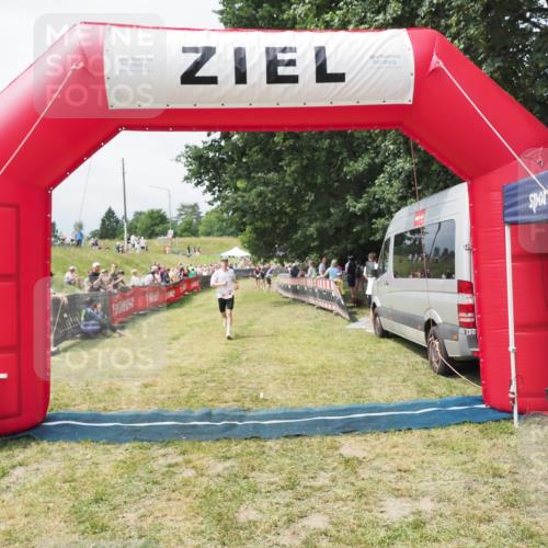 21.06.2025 - 27. Vierlanden-Triathlon MichiJ http://msf.ph/oto/8030905 15.06.2026 12:41:37 Ziel 20, 27 meine-sportfotos.de