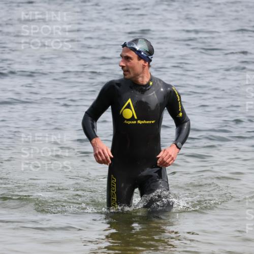 15.06.2025 - 27. Vierlanden-Triathlon Lena Gebhardt http://msf.ph/oto/8030909 15.06.2025 11:08:58 Schwimmen 811, 816 meine-sportfotos.de