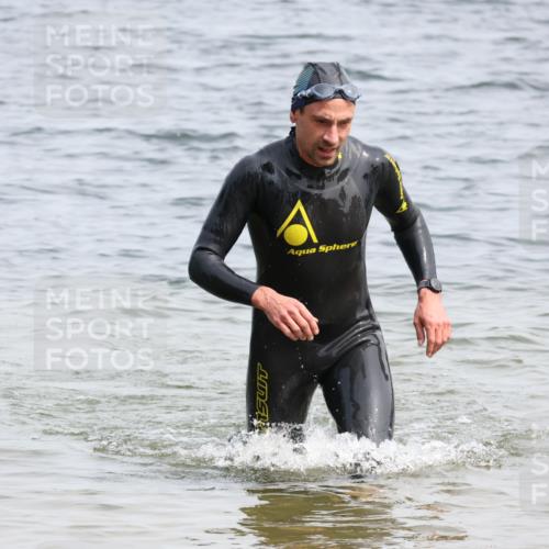15.06.2025 - 27. Vierlanden-Triathlon Lena Gebhardt http://msf.ph/oto/8030913 15.06.2025 11:08:59 Schwimmen 811, 816 meine-sportfotos.de