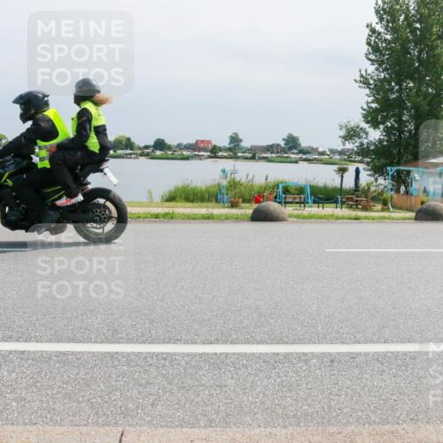 21.06.2025 - 27. Vierlanden-Triathlon H.Heesch http://msf.ph/oto/8030914 15.06.2025 11:31:55 Radfahren 113, 252, 761, 898, 913 meine-sportfotos.de