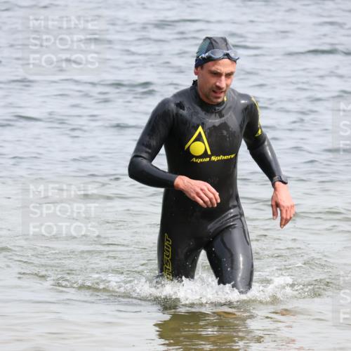 15.06.2025 - 27. Vierlanden-Triathlon Lena Gebhardt http://msf.ph/oto/8030915 15.06.2025 11:08:59 Schwimmen 811, 816 meine-sportfotos.de