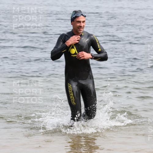 15.06.2025 - 27. Vierlanden-Triathlon Lena Gebhardt http://msf.ph/oto/8030917 15.06.2025 11:09:01 Schwimmen 811, 816 meine-sportfotos.de
