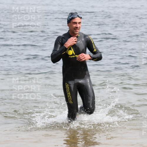 15.06.2025 - 27. Vierlanden-Triathlon Lena Gebhardt http://msf.ph/oto/8030921 15.06.2025 11:09:01 Schwimmen 811, 816 meine-sportfotos.de