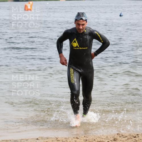 15.06.2025 - 27. Vierlanden-Triathlon Lena Gebhardt http://msf.ph/oto/8030923 15.06.2025 11:09:02 Schwimmen 811, 816 meine-sportfotos.de
