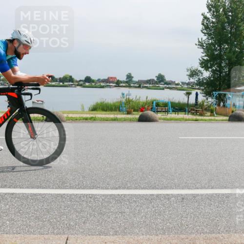 21.06.2025 - 27. Vierlanden-Triathlon H.Heesch http://msf.ph/oto/8030927 15.06.2025 11:31:55 Radfahren 113, 252, 761, 898, 913 meine-sportfotos.de