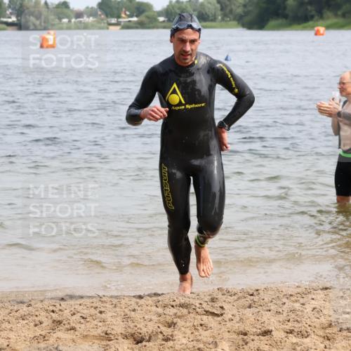 15.06.2025 - 27. Vierlanden-Triathlon Lena Gebhardt http://msf.ph/oto/8030928 15.06.2025 11:09:03 Schwimmen 776, 811, 816 meine-sportfotos.de