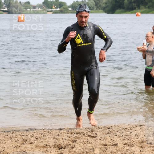 15.06.2025 - 27. Vierlanden-Triathlon Lena Gebhardt http://msf.ph/oto/8030931 15.06.2025 11:09:03 Schwimmen 776, 811, 816 meine-sportfotos.de