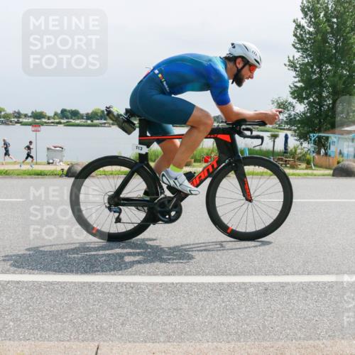 21.06.2025 - 27. Vierlanden-Triathlon H.Heesch http://msf.ph/oto/8030934 15.06.2025 11:31:56 Radfahren 113, 761, 898, 913 meine-sportfotos.de