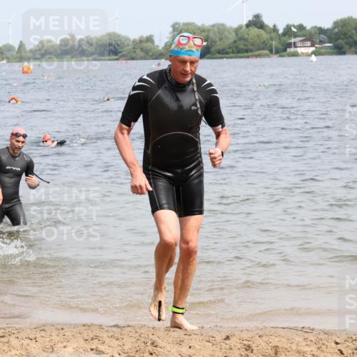 15.06.2025 - 27. Vierlanden-Triathlon Lena Gebhardt http://msf.ph/oto/8030945 15.06.2025 11:09:05 Schwimmen 776, 811, 816, 846 meine-sportfotos.de