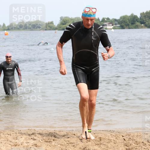 15.06.2025 - 27. Vierlanden-Triathlon Lena Gebhardt http://msf.ph/oto/8030955 15.06.2025 11:09:06 Schwimmen 776, 811, 816, 846 meine-sportfotos.de