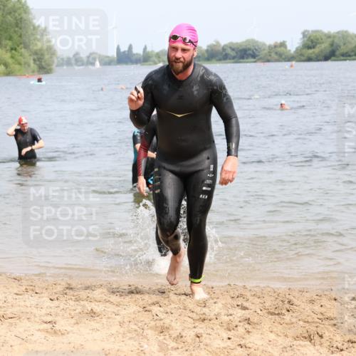 15.06.2025 - 27. Vierlanden-Triathlon Lena Gebhardt http://msf.ph/oto/8030990 15.06.2025 11:09:09 Schwimmen 776, 811, 816, 829, 846 meine-sportfotos.de