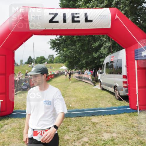 21.06.2025 - 27. Vierlanden-Triathlon MichiJ http://msf.ph/oto/8030999 15.06.2026 12:41:42 Ziel 20, 753 meine-sportfotos.de