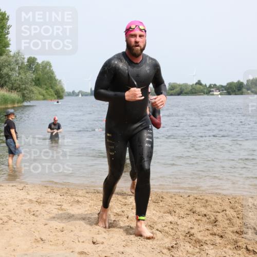 15.06.2025 - 27. Vierlanden-Triathlon Lena Gebhardt http://msf.ph/oto/8031002 15.06.2025 11:09:12 Schwimmen 776, 811, 816, 829, 846 meine-sportfotos.de