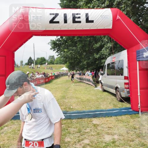 21.06.2025 - 27. Vierlanden-Triathlon MichiJ http://msf.ph/oto/8031004 15.06.2026 12:41:43 Ziel 20, 753 meine-sportfotos.de