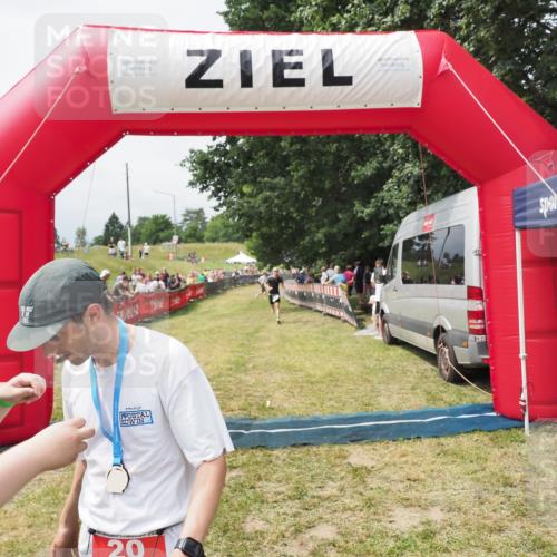 21.06.2025 - 27. Vierlanden-Triathlon MichiJ http://msf.ph/oto/8031007 15.06.2026 12:41:43 Ziel 20, 753 meine-sportfotos.de