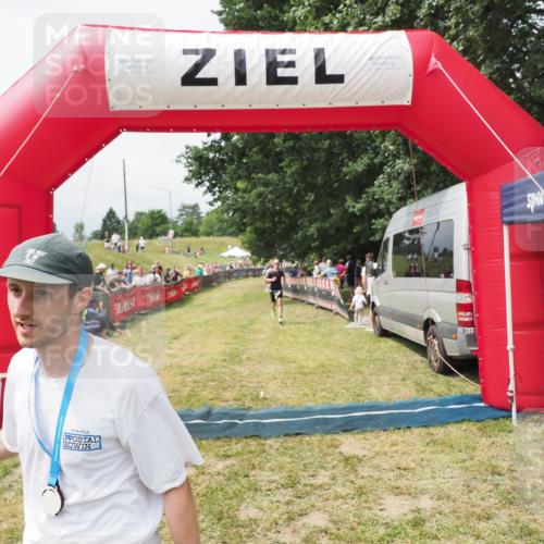 21.06.2025 - 27. Vierlanden-Triathlon MichiJ http://msf.ph/oto/8031019 15.06.2026 12:41:43 Ziel 20, 753 meine-sportfotos.de