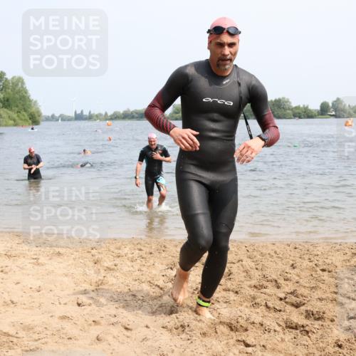 15.06.2025 - 27. Vierlanden-Triathlon Lena Gebhardt http://msf.ph/oto/8031020 15.06.2025 11:09:14 Schwimmen 776, 811, 816, 829, 846 meine-sportfotos.de
