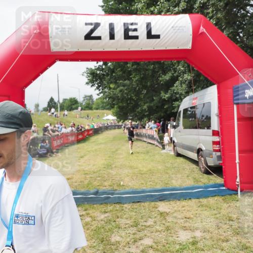 21.06.2025 - 27. Vierlanden-Triathlon MichiJ http://msf.ph/oto/8031038 15.06.2026 12:41:44 Ziel 20, 753 meine-sportfotos.de
