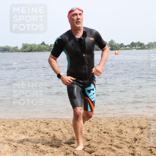 15.06.2025 - 27. Vierlanden-Triathlon Lena Gebhardt http://msf.ph/oto/8031045 15.06.2025 11:09:18 Schwimmen 776, 811, 829, 846 meine-sportfotos.de