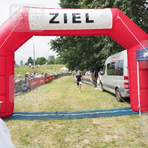 21.06.2025 - 27. Vierlanden-Triathlon MichiJ http://msf.ph/oto/8031049 15.06.2026 12:41:44 Ziel 20, 753 meine-sportfotos.de