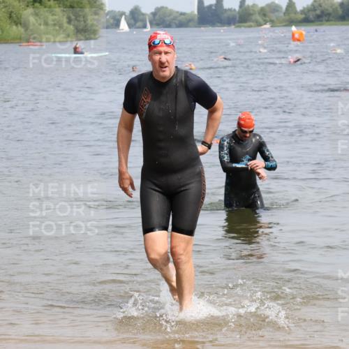 15.06.2025 - 27. Vierlanden-Triathlon Lena Gebhardt http://msf.ph/oto/8031051 15.06.2025 11:09:23 Schwimmen 776, 829, 846, 856 meine-sportfotos.de